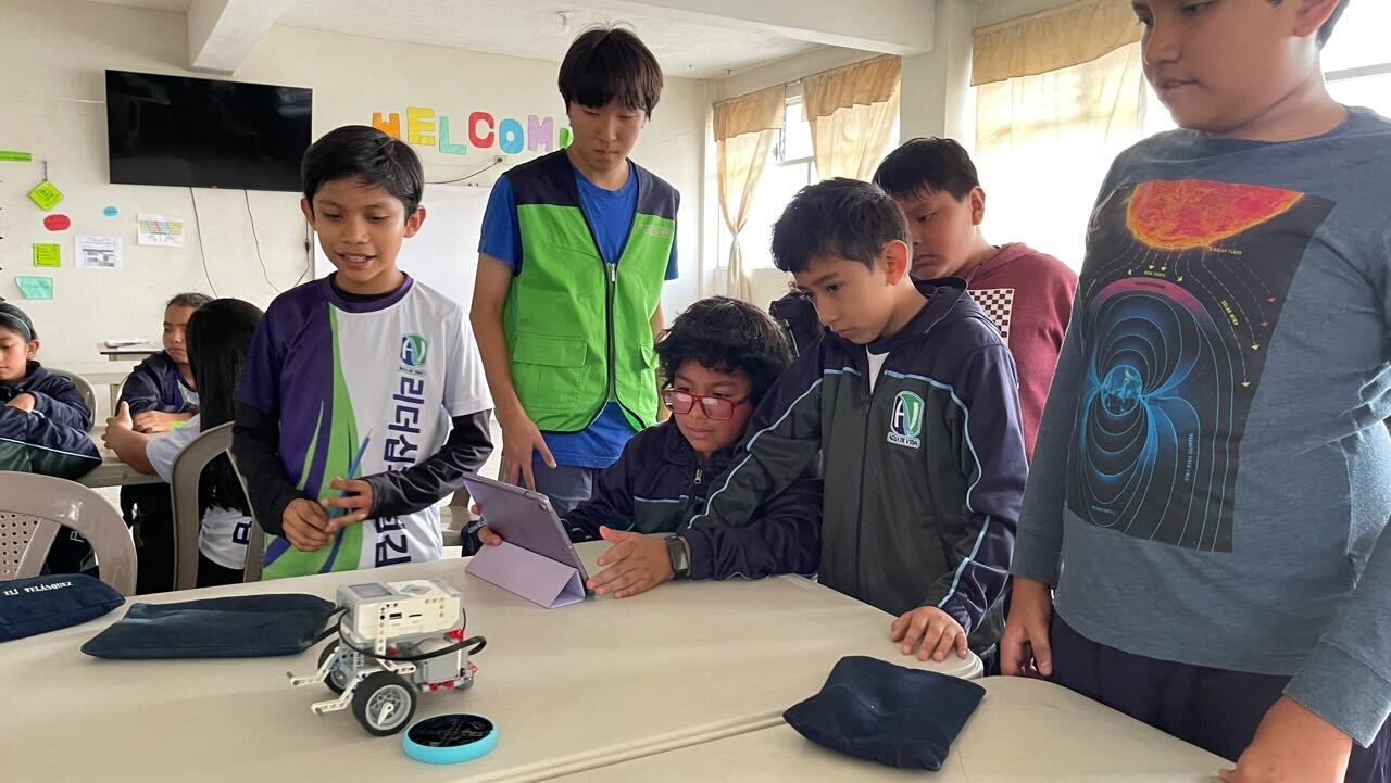Students collaborating on a robotics activity with an IRISTEM mentor